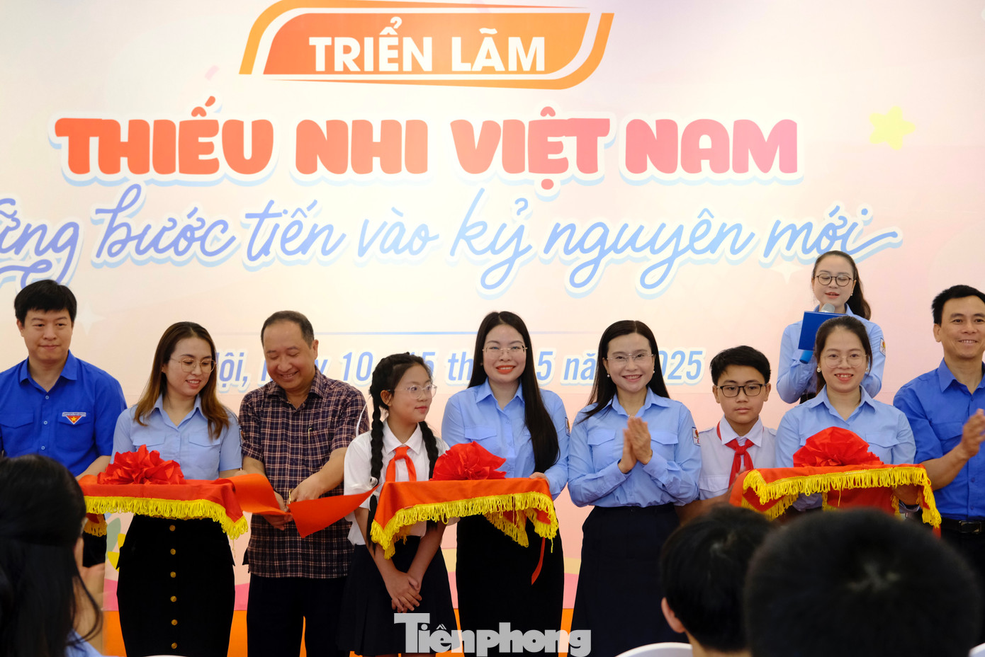 Ban Tổ chức thực hiện nghi lễ khai mạc triển lãm.