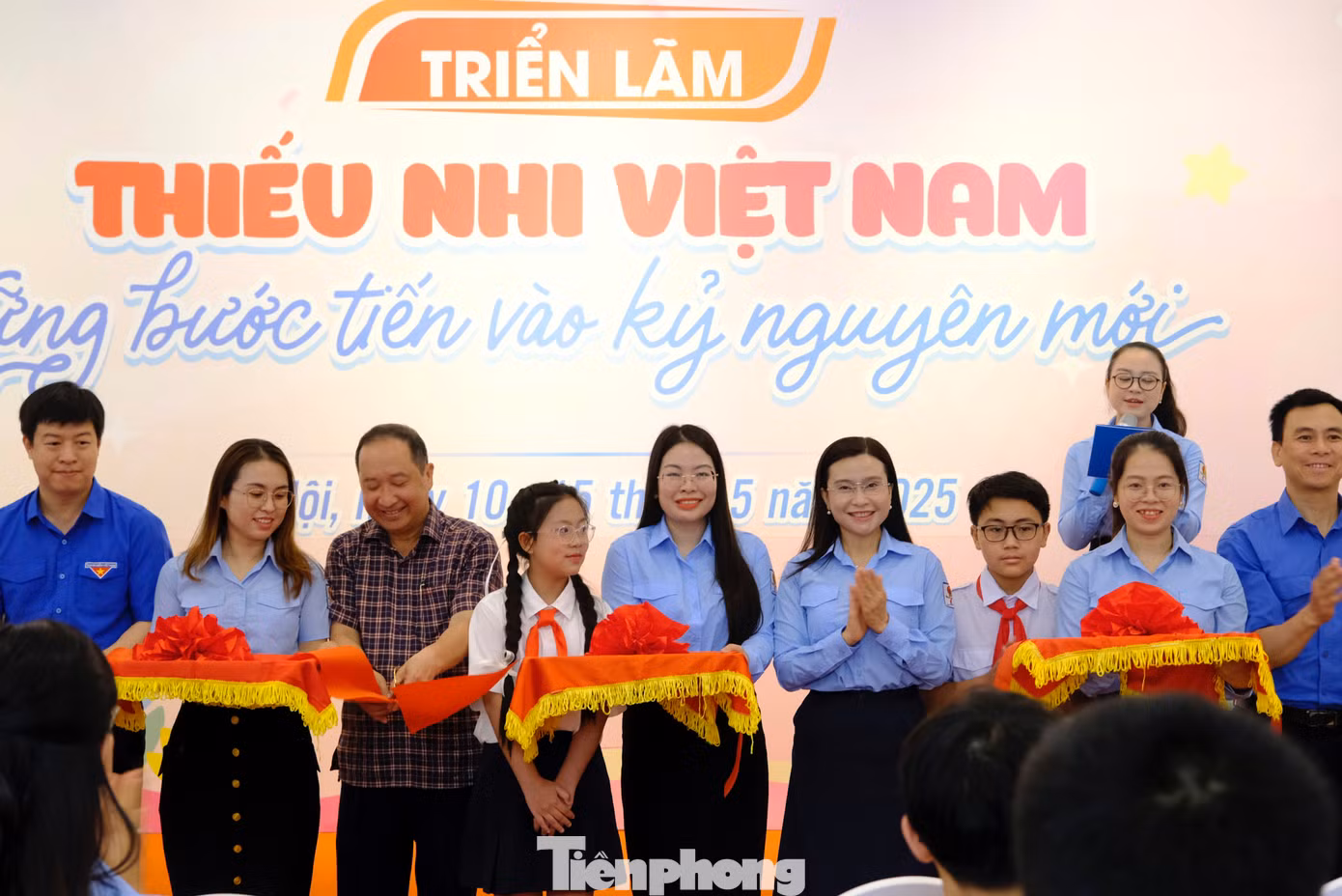 Ban Tổ chức thực hiện nghi lễ khai mạc triển lãm.