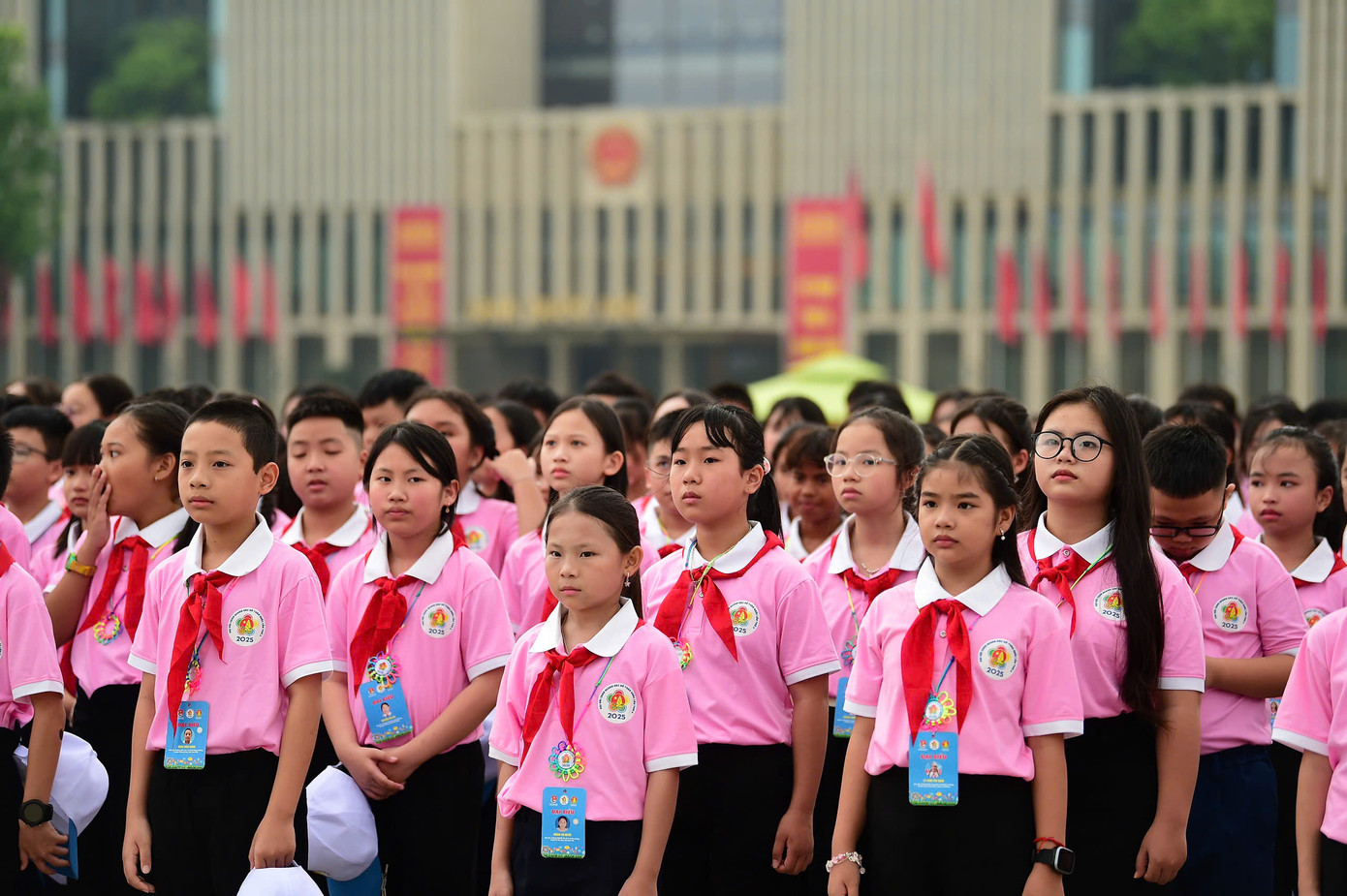 Em Nguyễn Hoàng Tuyết Trân - đạt danh hiệu "Nhà sử học nhỏ tuổi" tỉnh Bình Dương, Liên đội trưởng Trường THCS Đông Hòa, thành phố Dĩ An vinh dự đại diện cho 500 đại biểu thiếu nhi xuất sắc tham dự Đại hội Cháu ngoan Bác Hồ lần thứ X đọc báo công dâng Bác. Em Nguyễn Hoàng Tuyết Trân - đạt danh hiệu "Nhà sử học nhỏ tuổi" tỉnh Bình Dương, Liên đội trưởng Trường THCS Đông Hòa, thành phố Dĩ An vinh dự đại diện cho 500 đại biểu thiếu nhi xuất sắc tham dự Đại hội Cháu ngoan Bác Hồ lần thứ X đọc báo công dâng Bác.