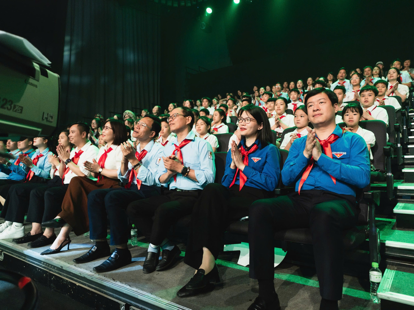 Chị Nguyễn Phạm Duy Trang - Bí thư T.Ư Đoàn, Chủ tịch Hội đồng Đội Trung ương cùng đại diện lãnh đạo các Ban T.Ư Đoàn, Tỉnh Đoàn tham dự chương trình.