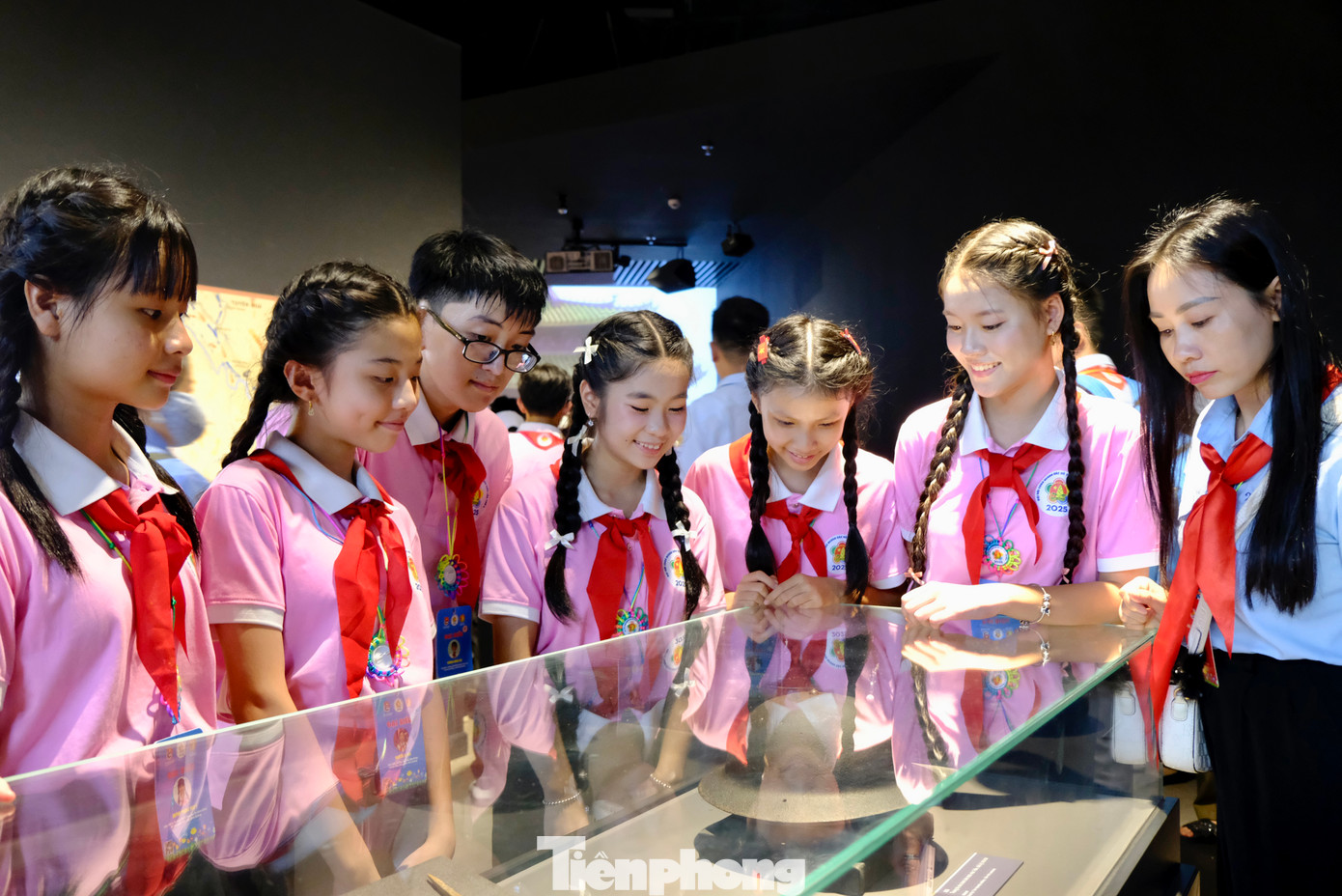 Chuyến tham quan Bảo tàng Lịch sử Quân sự Việt Nam đã mang lại cho các đại biểu thiếu nhi từ Đại hội Cháu ngoan Bác Hồ toàn quốc lần thứ X những trải nghiệm đáng nhớ. Ảnh: Châu Linh Chuyến tham quan Bảo tàng Lịch sử Quân sự Việt Nam đã mang lại cho các đại biểu thiếu nhi từ Đại hội Cháu ngoan Bác Hồ toàn quốc lần thứ X những trải nghiệm đáng nhớ. Ảnh: Châu Linh