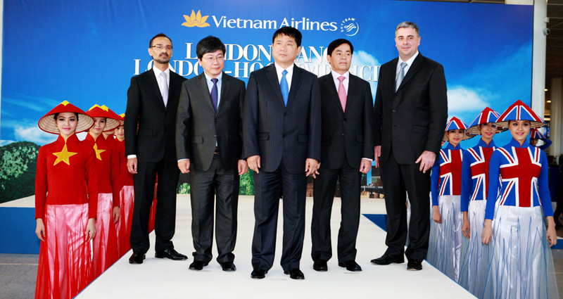 Bộ trưởng Bộ Giao thông Đinh La Thăng cùng các đại biểu