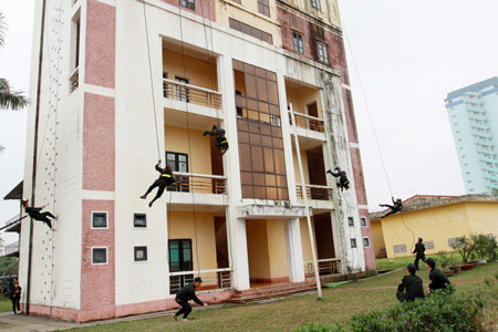 Cảnh sát cơ động luyện tập tình huống giả định "leo tường cao, đột nhập vào nơi bọn bắt cóc cầm giữ con tin". Cảnh sát cơ động luyện tập tình huống giả định