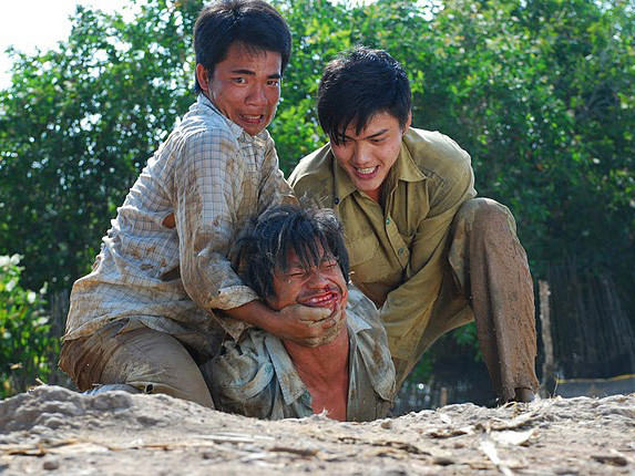 Một ngày, bọn du côn ở cánh đồng nơi ông Võ và con gái sống đến đòi vịt. Vì không chịu được, ông Võ đã chém lại ba thanh niên và gây ra ẩu đả. Con gái ông bị hãm hiếp trước mặt ông/