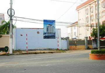 Công trình cao ốc, khách sạn trăm tỉ đồng của ông Lèo trên đường Trần Hưng Đạo tạm ngừng thi công sau khi ông bị tạm giữ