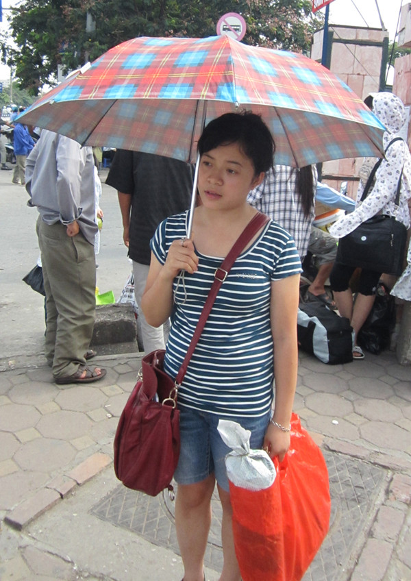 Một mình chờ người thân ra đón tại cổng bến xe