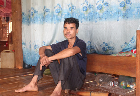 Ông Lô Văn Duy - Trưởng bản Cam Lâm chia sẻ: “Ở đây cuộc sống của bà con dân bản chủ yếu dựa vào nương rẫy và chăn nuôi. Năm được mùa còn đủ cái ăn chứ nếu mưa nắng không thuận hòa thì mất mùa và cái đói, cái nghèo lại kéo dài cả năm...