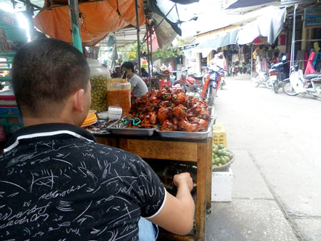 Những gian hàng bán chim quay liên tục mọc lên vì món ăn này khá hút khách