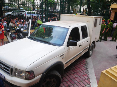 Xe đưa Hoài đến nơi xét xử. Xe đưa Hoài đến nơi xét xử