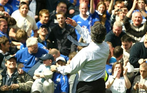 Mourinho tặng huy chương á quân Siêu Cup cho CĐV nhí ảnh 1