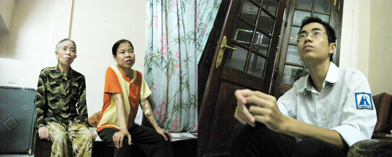 Từ trái qua: Bà nội, mẹ và em Nguyễn Trung Hiếu. Ảnh: Tuấn Nguyễn. Từ trái qua: Bà nội, mẹ và em Nguyễn Trung Hiếu. Ảnh: Tuấn Nguyễn