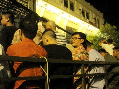 Hàng trăm cảnh sát được huy động, đưa hàng trăm dân chơi về trụ sở công an kiểm tra