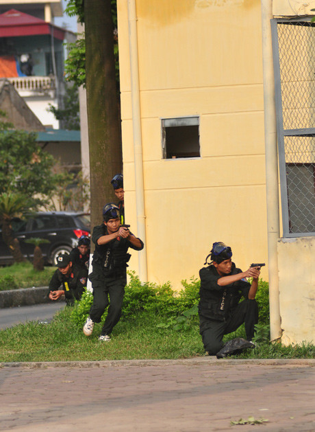 Các mũi tấn công âm thầm áp sát tòa nhà