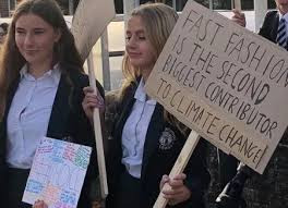 Nữ sinh phản đối quy định đồng phục ảnh 1