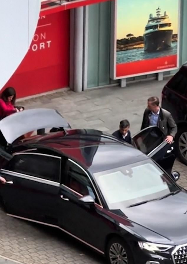 Thủ tướng Anh xuất hiện sau khi Tom Cruise đã rời đi. Ảnh: TikTok. Thủ tướng Anh xuất hiện sau khi Tom Cruise đã rời đi. Ảnh: TikTok.