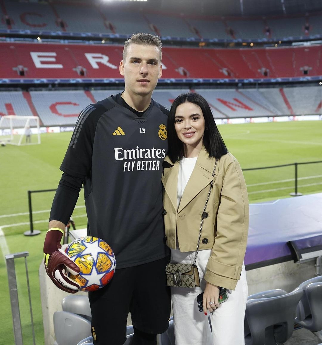 Một mỹ nhân khác có mặt tại sân Wembley cổ vũ cho Real Madrid là vợ thủ môn Andriy Lunin, Anastasia Tamazova. Đôi tình nhân từng gây chú ý với màn cầu hôn tại sân vận động Jose Zorrilla, sân nhà của Real Valladolid, khi anh còn thi đấu cho câu lạc bộ này từ năm 2019 đến năm 2020. Cặp đôi kết hôn vào năm 2021 và có một con trai chung.