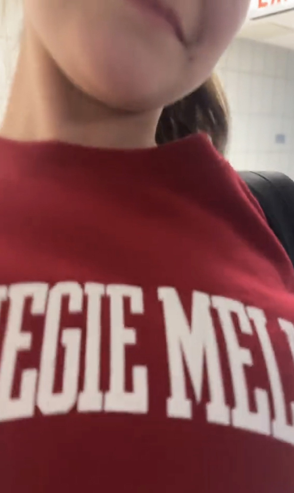 Suri Cruise mặc áo in tên Đại học Carnegie Mellon trước ngực. Ảnh: TikTok. Suri Cruise mặc áo in tên Đại học Carnegie Mellon trước ngực. Ảnh: TikTok.