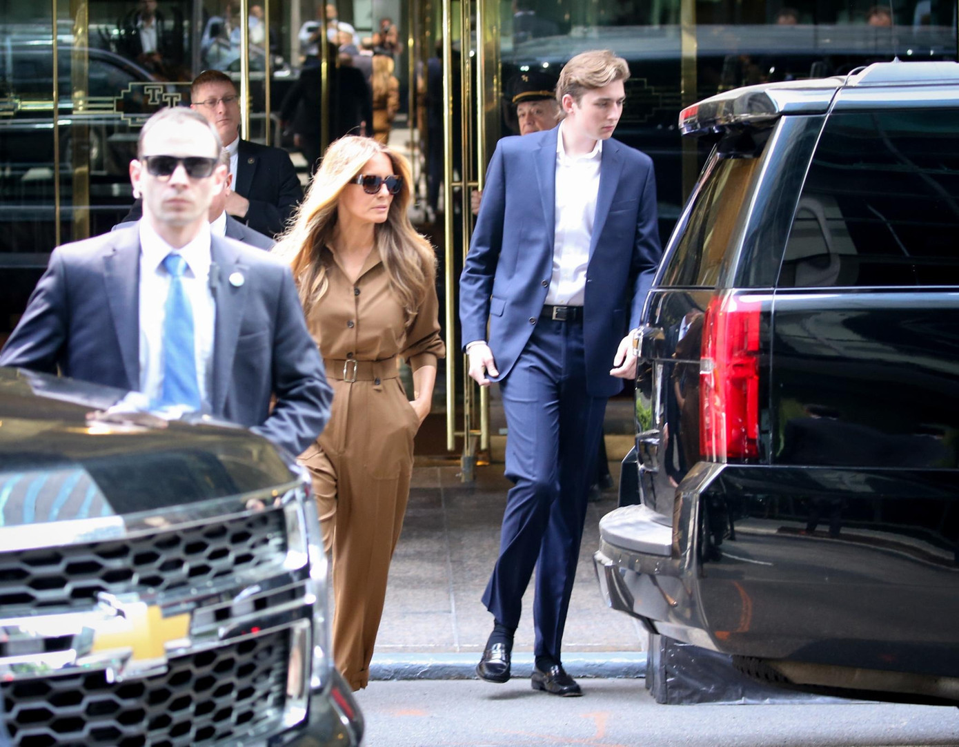 Bà Melania và con trai Barron rời khỏi Trump Tower vào ngày 4/6. Ảnh: NY Post. Bà Melania và con trai Barron rời khỏi Trump Tower vào ngày 4/6. Ảnh: NY Post.
