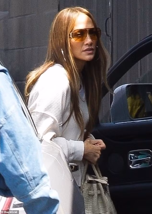 Jennifer Lopez xuất hiện ngoài phòng tập nhảy Mihran K. ở Burbank, California, sau khi thông báo hủy chuyến lưu diễn Bắc Mỹ. Ảnh: BackGrid.