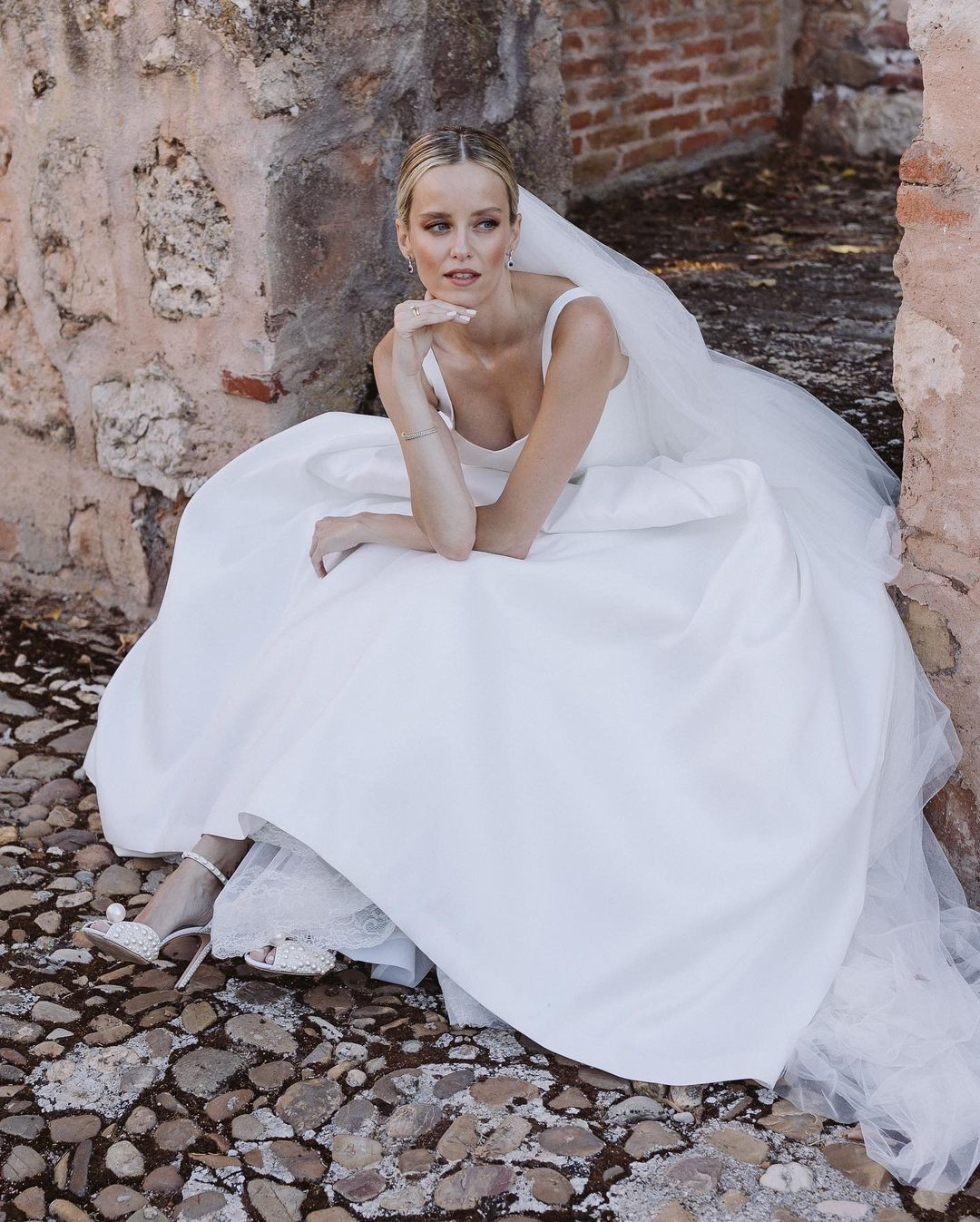 Canizares không chỉ là vợ của ngôi sao bóng đá sinh năm 1992. Cô có sự nghiệp riêng với tư cách người mẫu kiêm chuyên gia tổ chức hôn lễ. Đáng chú ý, chị em song sinh của cô là Melanie Canizares, vợ của một cầu thủ Real Madrid khác, tiền đạo Joselu. Canizares và chồng quen nhau thông qua giới thiệu của cặp đôi trên.