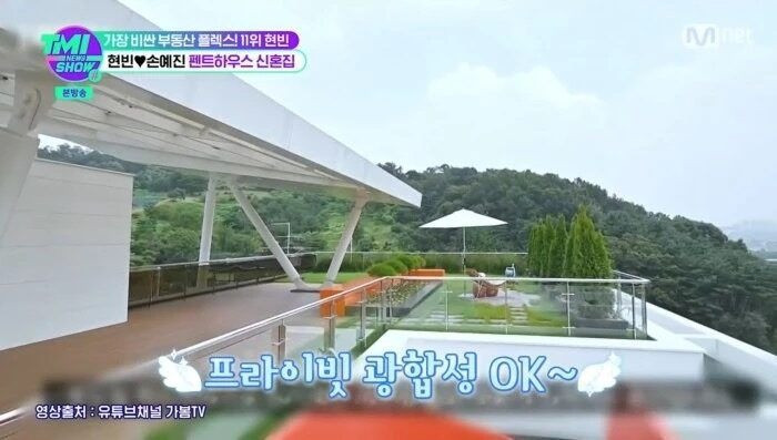 Căn penhouse có sân vườn ở tầng thượng, chỉ có thể lên bằng cầu thang bí mật. Căn penhouse có sân vườn ở tầng thượng, chỉ có thể lên bằng cầu thang bí mật.