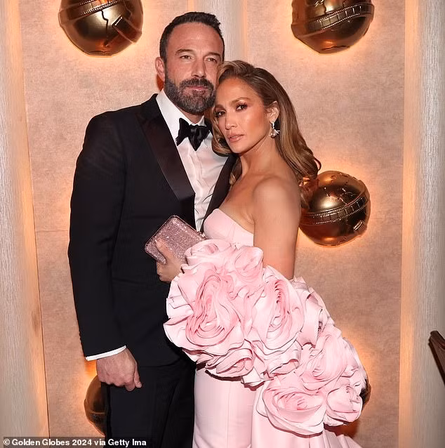Lúc tình cảm ở đỉnh cao, Ben và Jennifer luôn dính sát nhau, có nhiều động chạm cơ thể. Ảnh: Getty Images/Shutterstock.