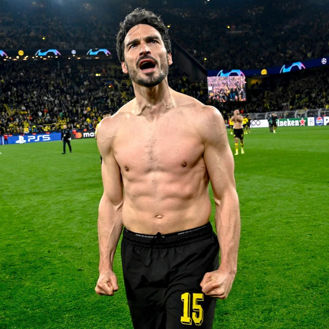 Sau khi chia tay với vợ Cathy Fischer vào tháng 11/2022, trung vệ Mats Hummels được cho là đã bắt đầu mối quan hệ mới với mỹ nhân Nicola Cavanis. Vào ngày 31/5, Cavanis xuất hiện trong ảnh chụp bữa tiệc cùng gia đình tới London để xem Dortmund thi đấu.