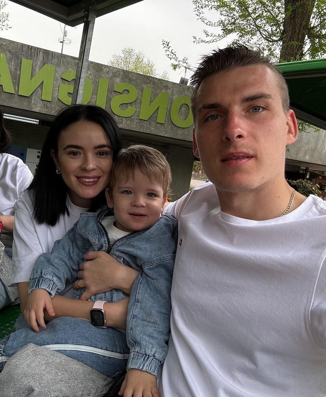 Một mỹ nhân khác có mặt tại sân Wembley cổ vũ cho Real Madrid là vợ thủ môn Andriy Lunin, Anastasia Tamazova. Đôi tình nhân từng gây chú ý với màn cầu hôn tại sân vận động Jose Zorrilla, sân nhà của Real Valladolid, khi anh còn thi đấu cho câu lạc bộ này từ năm 2019 đến năm 2020. Cặp đôi kết hôn vào năm 2021 và có một con trai chung.
