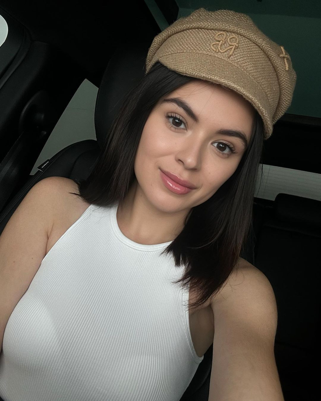 Anastasia Tamazova là người có ảnh hưởng trên Instagram, với hơn 177.000 người theo dõi. Cô thường xuyên được nhìn thấy trên sân vận động Bernabeu ở Madrid, Tây Ban Nha, để cổ vũ cho chồng.