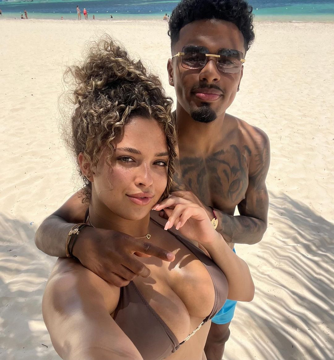 Hậu vệ trái Ian Maatsem mang theo người yêu Emely Tuinder đến London xem thi đấu. Không rõ hai người quen nhau bao lâu, nhưng Tuinder từng đến Anh cổ vũ cho bạn trai tại Premier League mùa giải 2022-2023. Cô cũng nhiều lần đăng ảnh chụp với bạn trai trên Instagram.