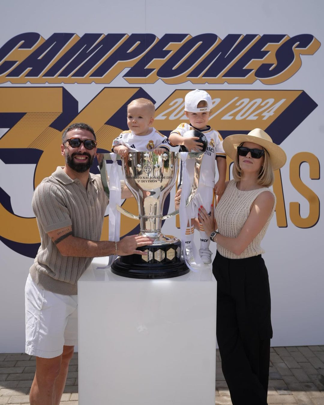 Daphne Canizares là vợ của hậu vệ Dani Carvajal. Hai người kết hôn vào năm 2022 trong buổi lễ xa hoa ở Ayllón, Segovia, Tây Ban Nha. Trước đó, họ có 4 năm yêu nhau. Hiện tại, họ là gia đình 4 người hạnh phúc.