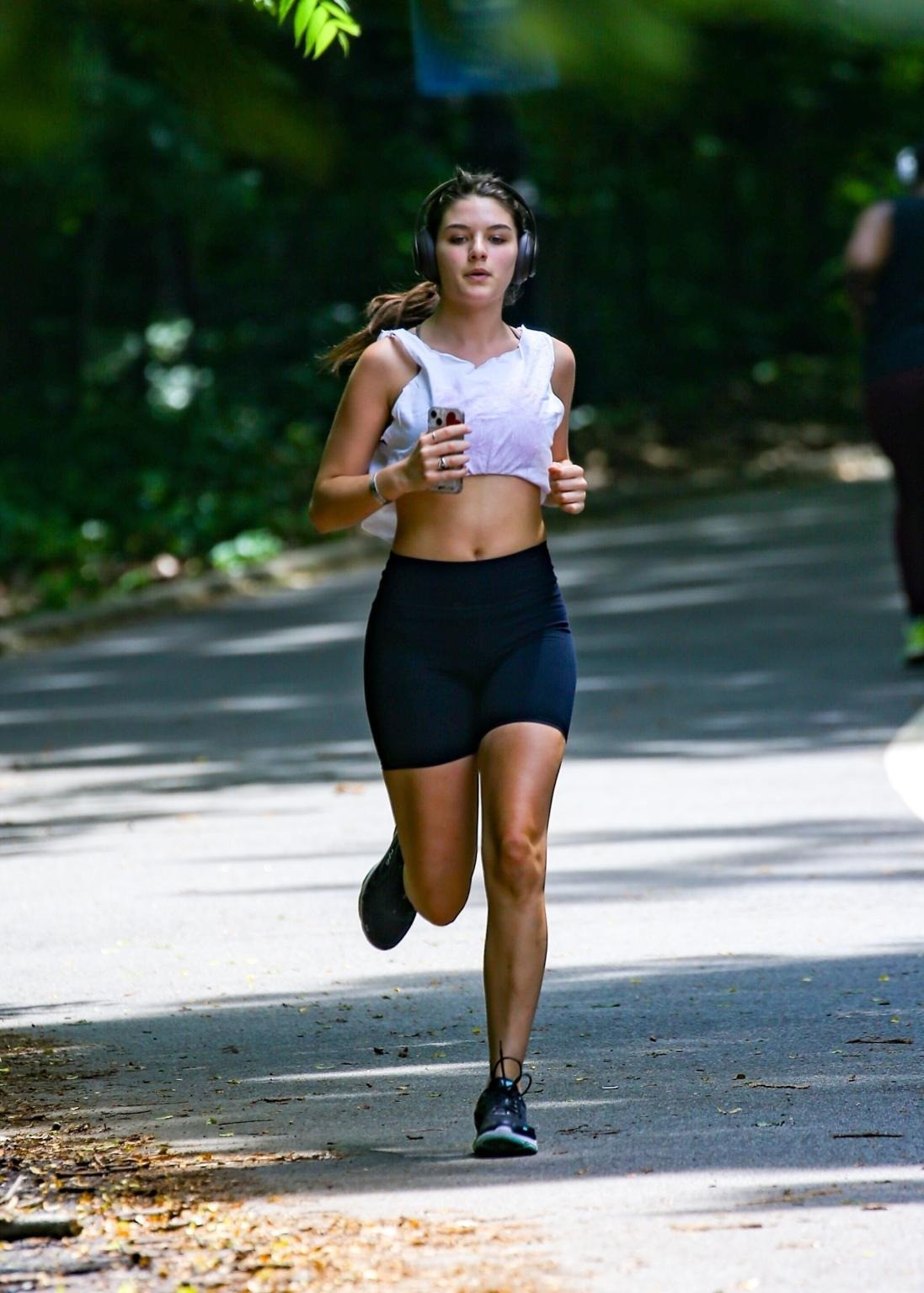 Suri Cruise dậy sớm chạy bộ trong Công viên Trung tâm. Ảnh: BackGrid.