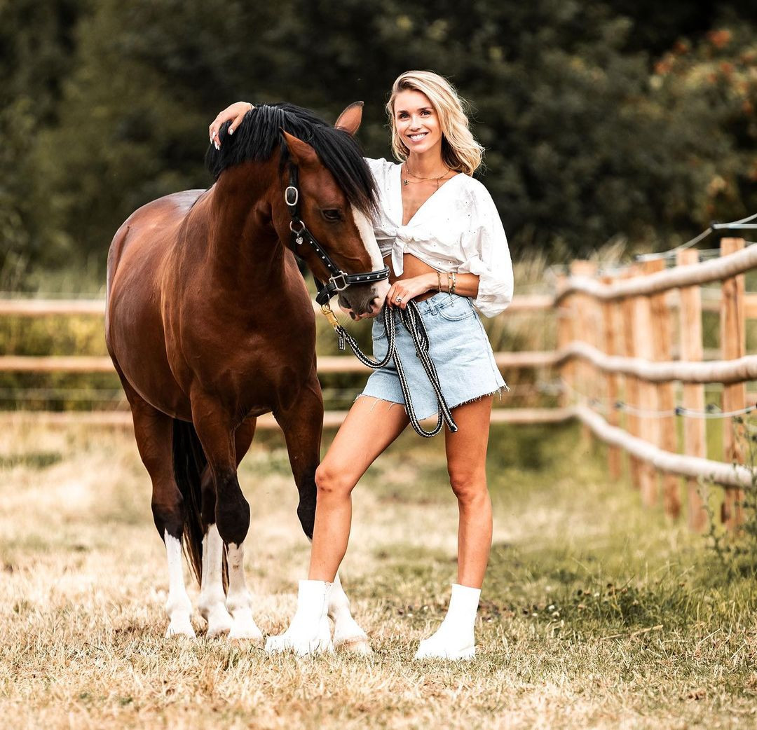 Scarlett Gartmann (30 tuổi) đến từ Hagen, Đức. Cô là người mẫu, từng hợp tác với nhiều thương hiệu lớn như Huyndai và Volkswagen… Cô cũng có niềm đam mê với ngựa, còn thi đấu chuyên nghiệp.