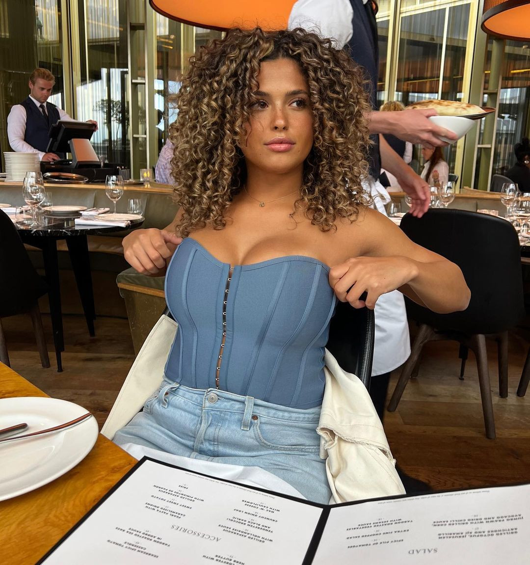 Không có nhiều thông tin về Emely Tuinder. Cô là con lai hai dòng máu Hà Lan và Cộng hòa Dominica.