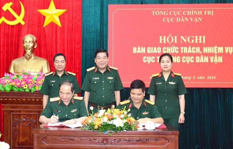 Trung tướng Nguyễn Văn Gấu, Ủy viên Trung ương Đảng, Phó Chủ nhiệm Tổng cục Chính trị Quân đội nhân dân Việt Nam, chứng kiến Thiếu tướng Ngô Thanh Hải và Đại tá Bế Hải Triều bàn giao chức vụ Cục trưởng Cục Dân vận. Ảnh: Chinhphu.vn.