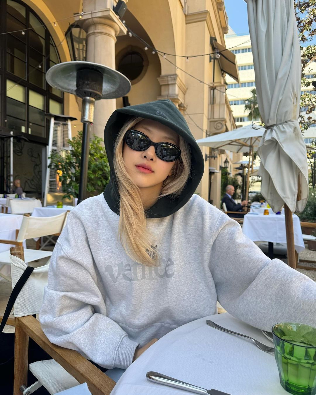 Rosé chia sẻ về những khoảnh khắc tháng 5 trong bài đăng vào ngày 1/6. Trang phục kín đáo, rộng rãi giúp Rosé giấu đi cơ thể gầy gò. Ảnh: IG. Rosé chia sẻ về những khoảnh khắc tháng 5 trong bài đăng vào ngày 1/6. Trang phục kín đáo, rộng rãi giúp Rosé giấu đi cơ thể gầy gò. Ảnh: IG.