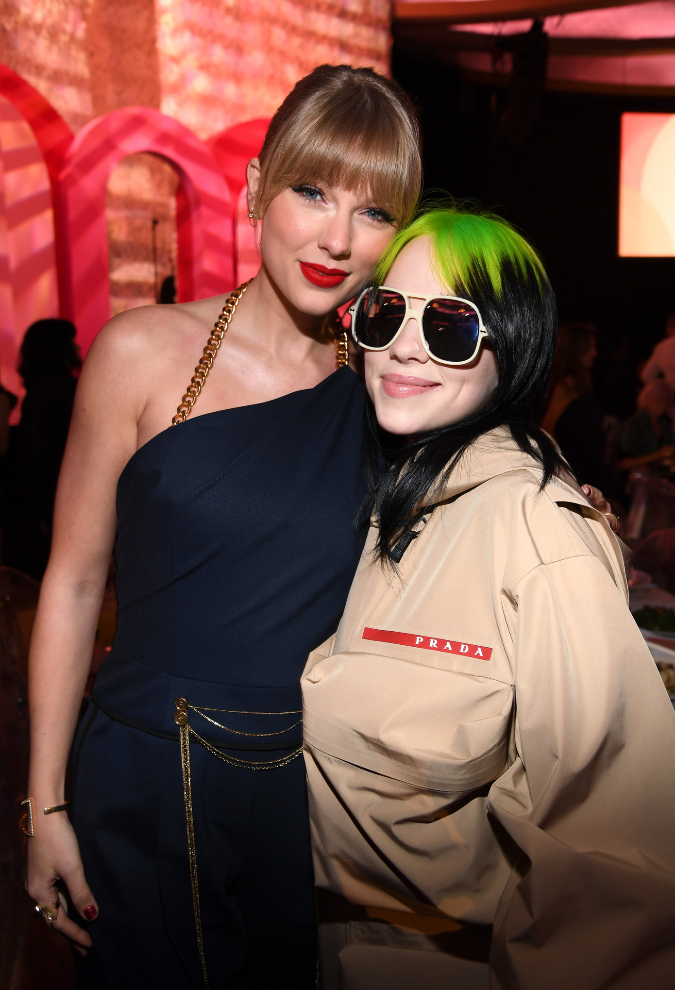 Taylor Swift và Billie Eilish từng có hình ảnh thân thiết trước khi cuộc chiến nổ ra. Ảnh: Getty Images. Taylor Swift và Billie Eilish từng có hình ảnh thân thiết trước khi cuộc chiến nổ ra. Ảnh: Getty Images.