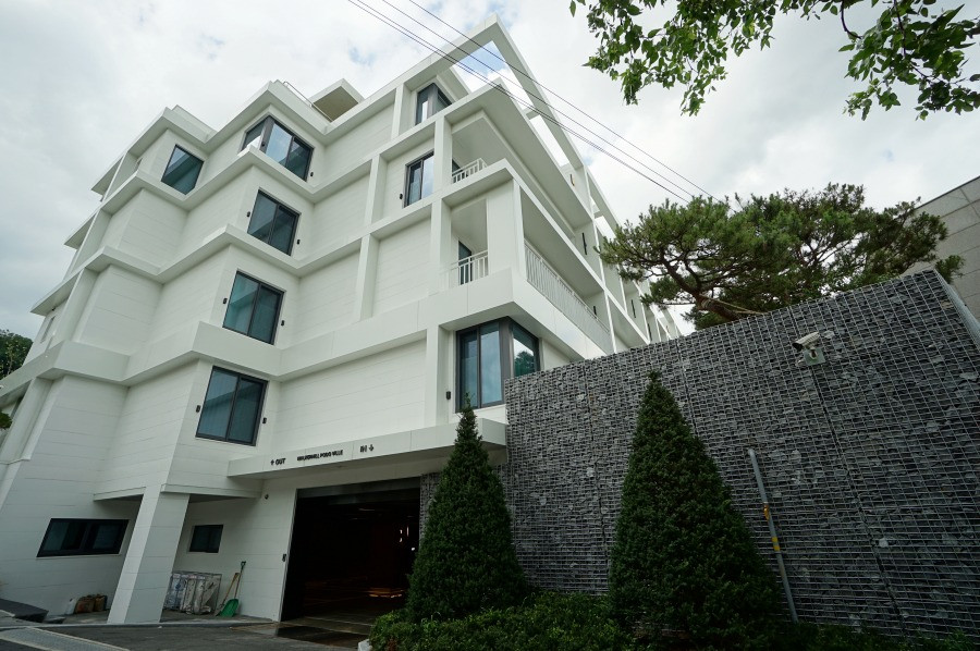 Huyn Bin và Son Ye Jin là hàng xóm của Han So Hee. Huyn Bin và Son Ye Jin là hàng xóm của Han So Hee.