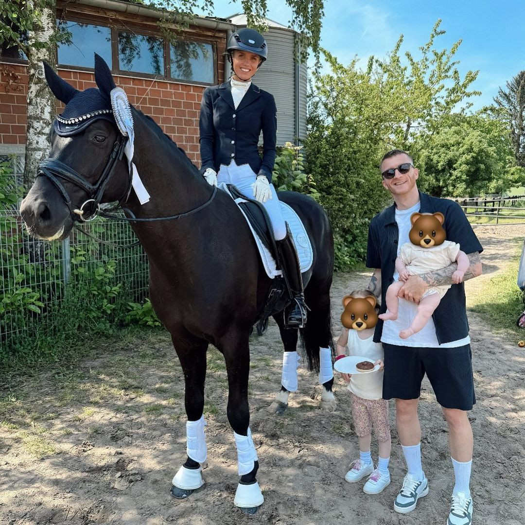 Scarlett Gartmann là một trong những nàng WAGs nổi tiếng nhất của đội tuyển Dortmund. Cô là vợ của ngôi sao bóng đá người Đức Marco Reus. Cặp đôi quen nhau từ năm 2015 và kết hôn vào năm 2019. Sự có mặt của Gartmann trên khán đài có ý nghĩa lớn lớn đối với chồng bởi đây là mùa giải cuối cùng của anh trong màu áo Dortmund.