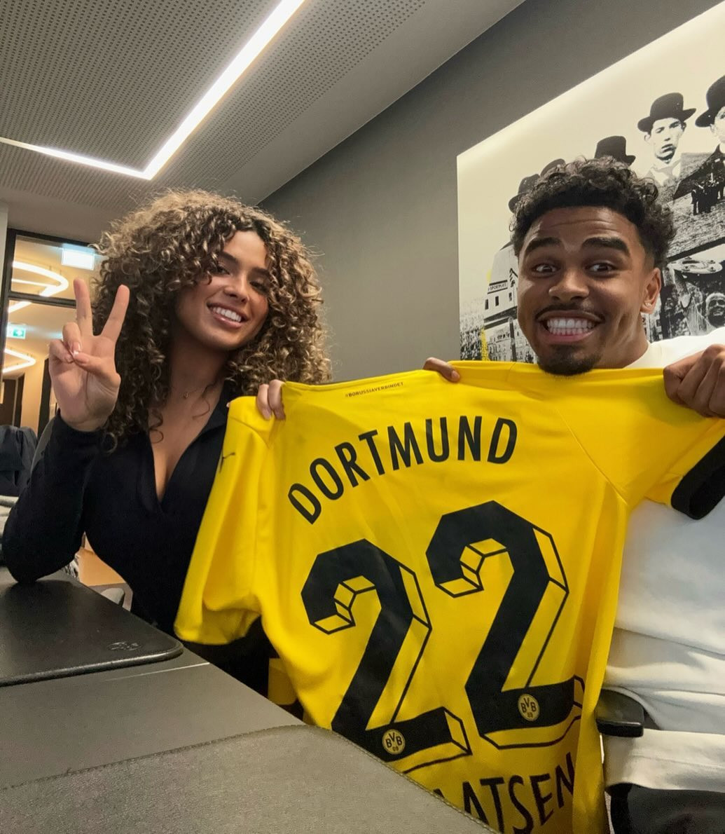 Hậu vệ trái Ian Maatsem mang theo người yêu Emely Tuinder đến London xem thi đấu. Không rõ hai người quen nhau bao lâu, nhưng Tuinder từng đến Anh cổ vũ cho bạn trai tại Premier League mùa giải 2022-2023. Cô cũng nhiều lần đăng ảnh chụp với bạn trai trên Instagram.