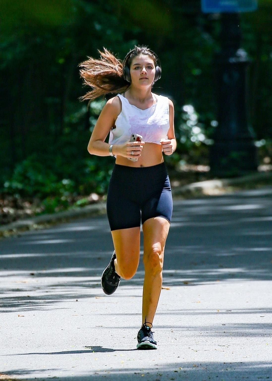 Suri Cruise dậy sớm chạy bộ trong Công viên Trung tâm. Ảnh: BackGrid.