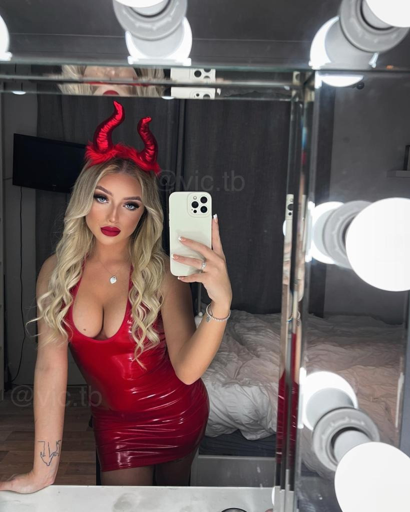 Victoria Thomas-Bowen bị cảnh sát bắt giữ sau vụ tấn công nhưng có vẻ như đã được tại ngoại. Victoria Thomas-Bowen bị cảnh sát bắt giữ sau vụ tấn công nhưng có vẻ như đã được tại ngoại.