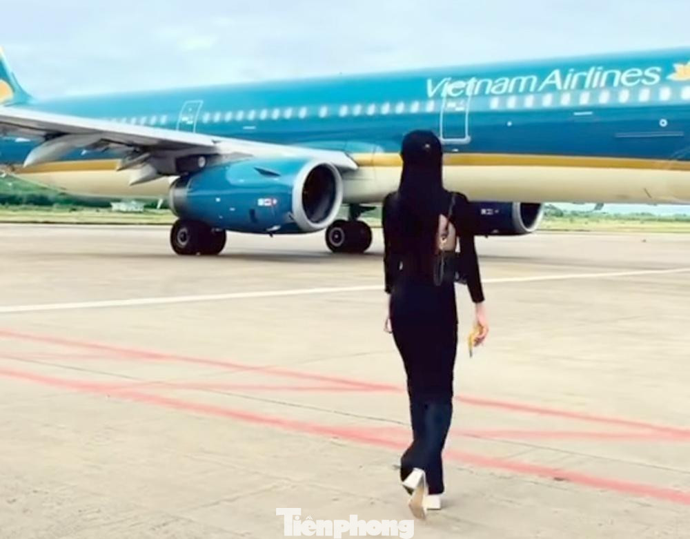 Hành vi của nữ khách tiềm ẩn nhiều nguy cơ mất an toàn cho chính mình và cho hàng không. Ảnh cắt từ video.