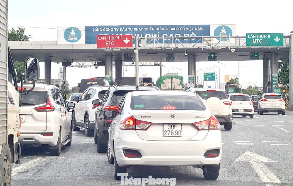 Trạm thu phí Cao Bồ trên tuyến cao tốc Cầu Giẽ - Ninh Bình mới có 1 làn thu phí tự động, nên mỗi khi cuối tuần, dịp lễ, Tết lại xảy ra ùn tắc ở làn thu phí tự động.