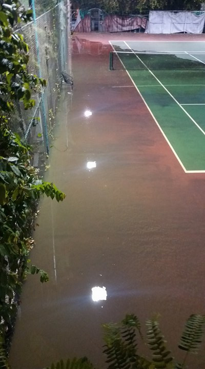 Triều cường vượt báo động, nhiều đường Sài Gòn ngập kinh hoàng ảnh 4