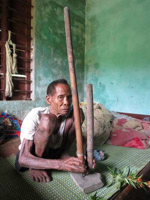 Thầy Ràng Cao Ống diễn lại thuật thổi thắt, thổi mở