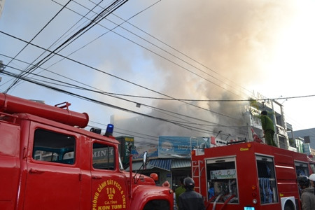 Lực lượng Cảnh sát phòng cháy chữa cháy Kon Tum đang chữa cháy