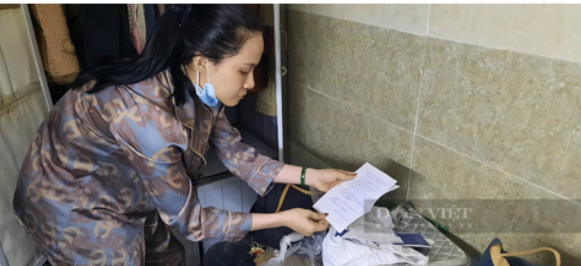 Nguyễn Thị Quỳnh Nhi lúc bị lực lượng Công an khám nhà. Ảnh: CA