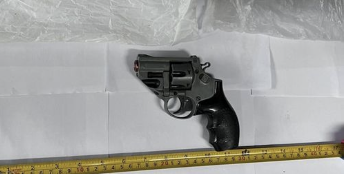 Thu giữ khẩu súng ngắn trong vụ án