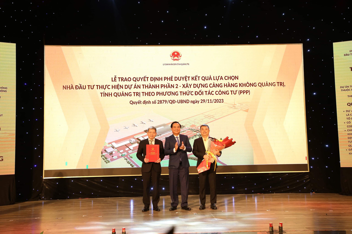 Chủ tịch UBND tỉnh Quảng Trị Võ Văn Hưng đã trao Quyết định phê duyệt kết quả lựa chọn nhà đầu tư. Chủ tịch UBND tỉnh Quảng Trị Võ Văn Hưng đã trao Quyết định phê duyệt kết quả lựa chọn nhà đầu tư.